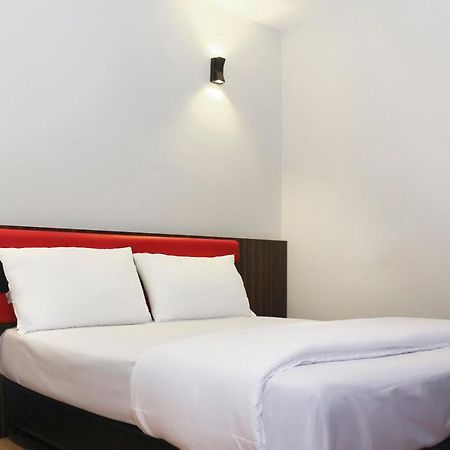 Oyo 90027 Happy Hotel Τζόχορ Μπάχρου Εξωτερικό φωτογραφία