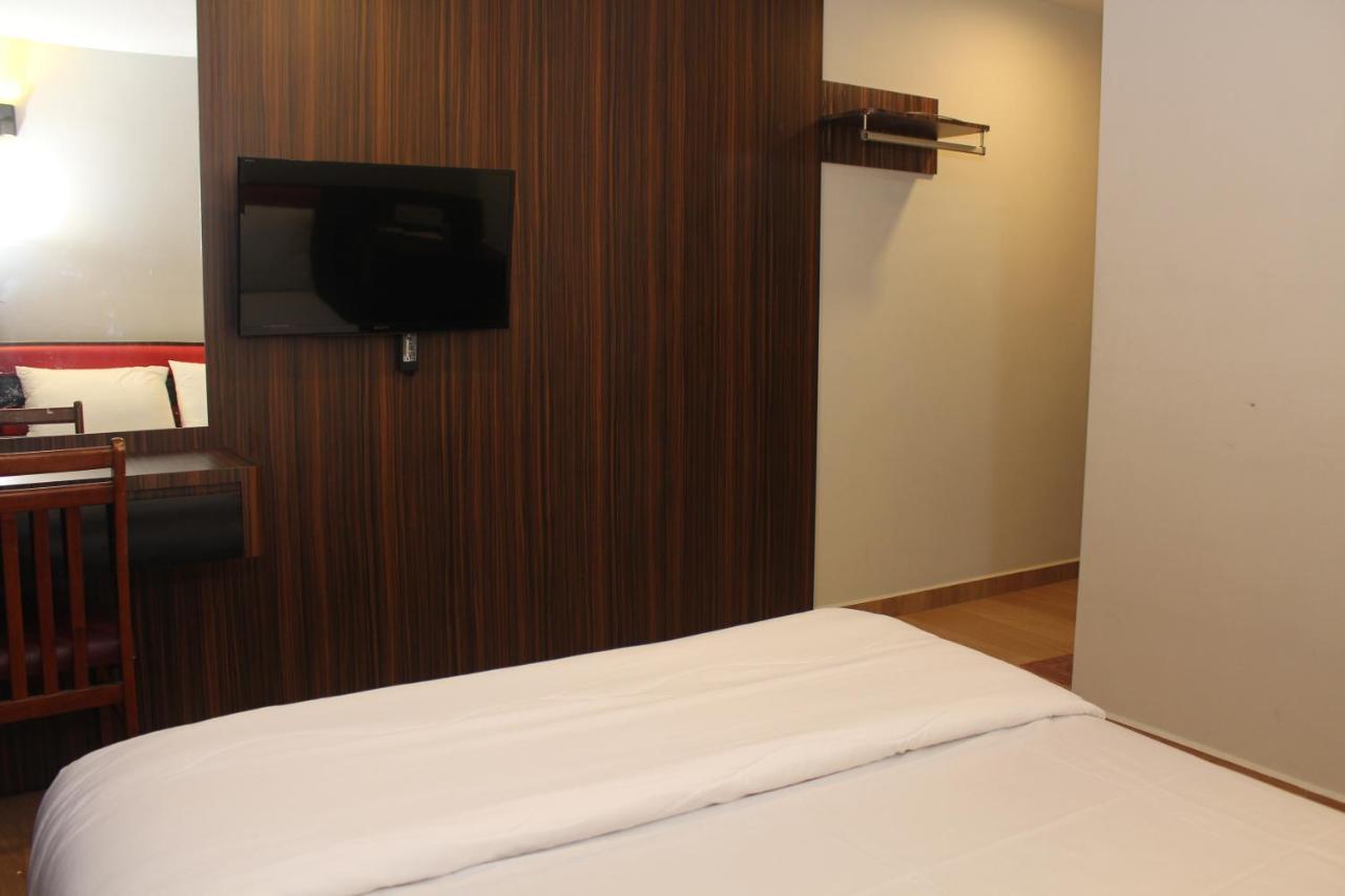 Oyo 90027 Happy Hotel Τζόχορ Μπάχρου Εξωτερικό φωτογραφία