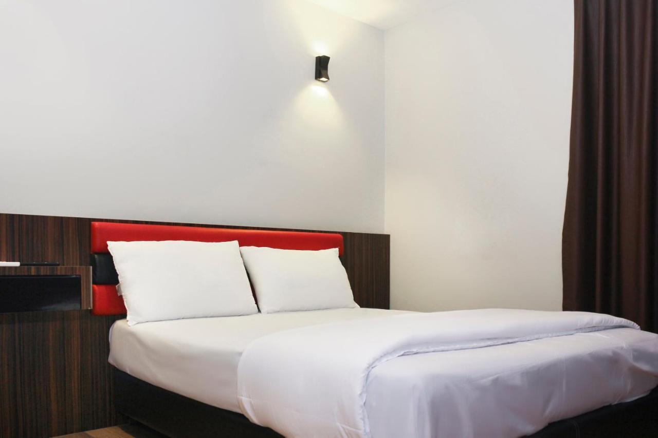 Oyo 90027 Happy Hotel Τζόχορ Μπάχρου Εξωτερικό φωτογραφία