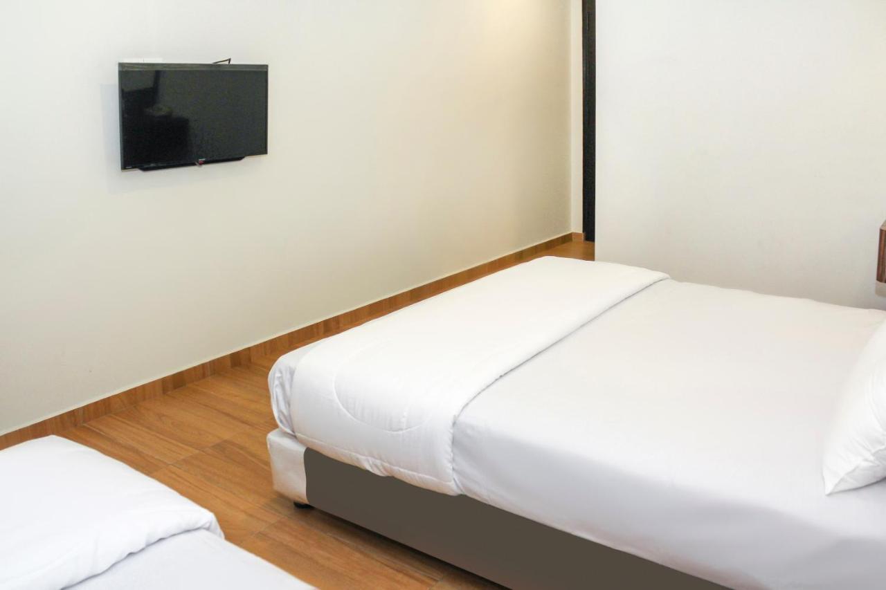 Oyo 90027 Happy Hotel Τζόχορ Μπάχρου Εξωτερικό φωτογραφία