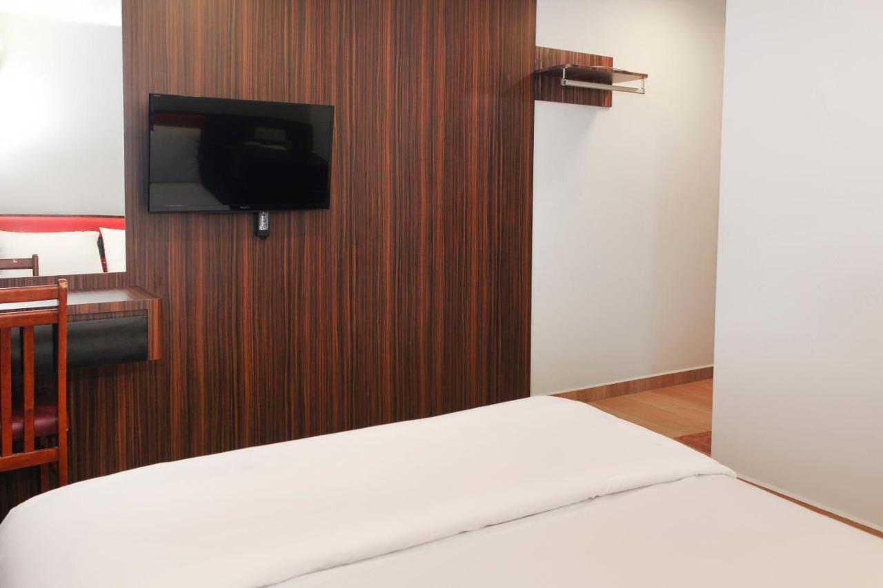 Oyo 90027 Happy Hotel Τζόχορ Μπάχρου Εξωτερικό φωτογραφία