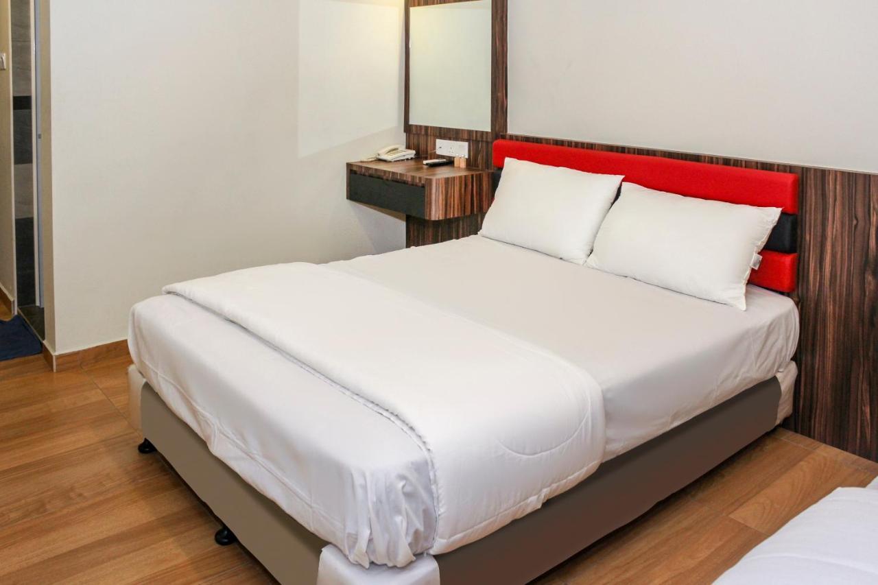 Oyo 90027 Happy Hotel Τζόχορ Μπάχρου Εξωτερικό φωτογραφία