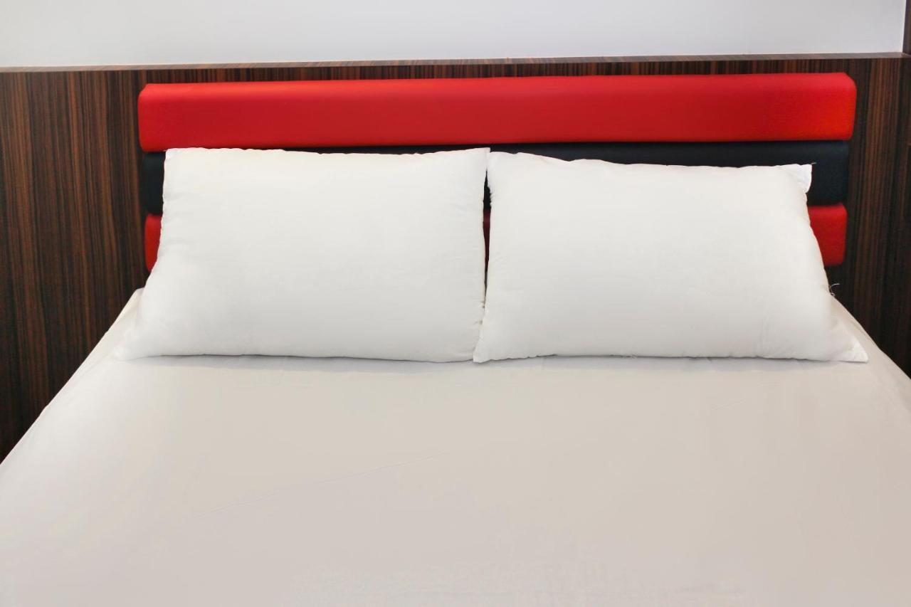 Oyo 90027 Happy Hotel Τζόχορ Μπάχρου Εξωτερικό φωτογραφία